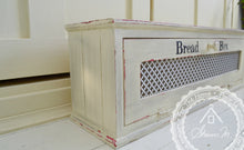 Charger l&#39;image dans la galerie, Boîte à pain en bois de style ferme avec porte à panneau en aluminium