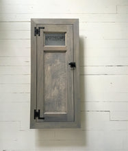 Charger l&#39;image dans la galerie, Armoire à pharmacie encastrée de style ferme, armoire de toilette intégrée, teinture grise en bois de grange, sur mesure et dimensionnement