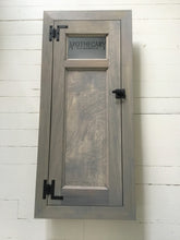 Charger l&#39;image dans la galerie, Armoire à pharmacie encastrée de style ferme, armoire de toilette intégrée, teinture grise en bois de grange, sur mesure et dimensionnement