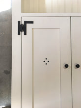 Charger l&#39;image dans la galerie, Armoire de toilette de style ferme avec étagère ouverte décorative