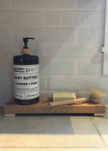 Charger l&#39;image dans la galerie, Plateau de bouteille de savon et de crème en bois récupéré, sur mesure, sur mesure