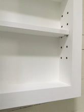 Charger l&#39;image dans la galerie, Armoire de toilette intégrée classique, armoire à pharmacie de style ferme, choix de finition