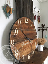 Charger l&#39;image dans la galerie, Horloge murale surdimensionnée de ferme, ronde de 36 pouces, bois de grange récupéré, style ferme