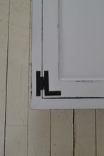 Charger l&#39;image dans la galerie, Porte et cadre de remplacement de style vintage pour armoire de toilette intégrée existante, porte à panneaux avec cadre