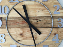 Charger l&#39;image dans la galerie, Horloge murale en bois, ronde de 24 pouces, bois recyclé, style industriel