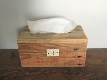 Charger l&#39;image dans la galerie, Couverture de boîte à mouchoirs en bois naturel, bois recyclé, étiquette décorative