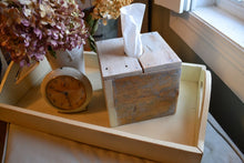 Charger l&#39;image dans la galerie, Couverture carrée de boîte à mouchoirs en bois naturel, bois récupéré, blanc et bleu
