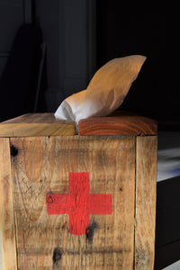 Couverture carrée de boîte à mouchoirs en bois naturel, bois récupéré, croix rouge vintage