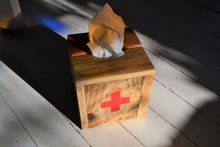 Charger l&#39;image dans la galerie, Couverture carrée de boîte à mouchoirs en bois naturel, bois récupéré, croix rouge vintage