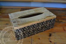 Charger l&#39;image dans la galerie, Couverture de boîte à mouchoirs en bois, bois recyclé, motif vintage noir
