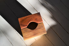 Charger l&#39;image dans la galerie, Couverture carrée de boîte à mouchoirs en bois naturel, bois récupéré, croix rouge vintage